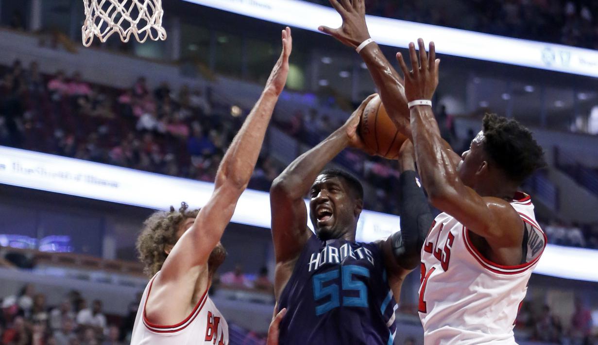 Pemain Charlotte Hornets, Roy Hibbert #55 berusaha melewati dua pemain Chicago Bulls, Robin Lopez (kiri) dan Jimmy Butler pada laga NBA preseason basketball game di Chicago, Selasa (18/10/2016) WIB.  (AP/Charles Rex Arbogast)