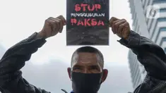 Massa dari Koalisi Rakyat Menolak Penggusuran (KRMP) berunjuk rasa di depan Balai Kota DKI Jakarta, Kamis (10/2/2022). Selain berunjuk rasa, mereka juga akan menyerahkan surat tuntutan untuk mencabut Pergub DKI Jakarta 207 tahun 2016 yang meligitimasi penggusuran paksa (Liputan6.com/Herman Zakharia