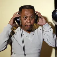 Tukul Arwana Recording Lagu Religi 'Senyum'. (Foto: Wimbarsana/Bintang.com)