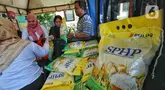 Warga membeli beras bulog program Stabilisasi Pasokan dan Harga Pangan (SPHP) di kelurahan Karang Sari, Kota Tangerang, Rabu (27/9/2023). (Liputan6.com/Angga Yuniar)