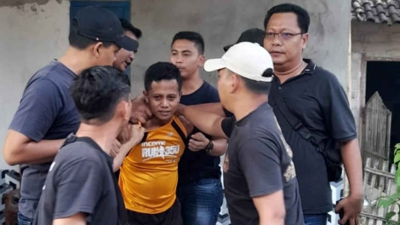 Tersangka suami bunuh istri yang ditangkap personel Polres Kota Dumai.