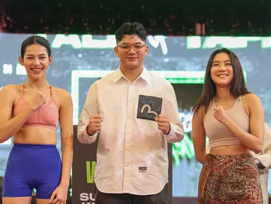 Lania Fira (kiri) dan Rachel Florencia (kanan) foto bersama promotor SENS Entertainment, Sultan Sapta Bandaro pada acara Press Conference Superstar Knockout edisi 2 di Jakarta International Velodrome, Rawamangun, Sabtu (7/12/2024).