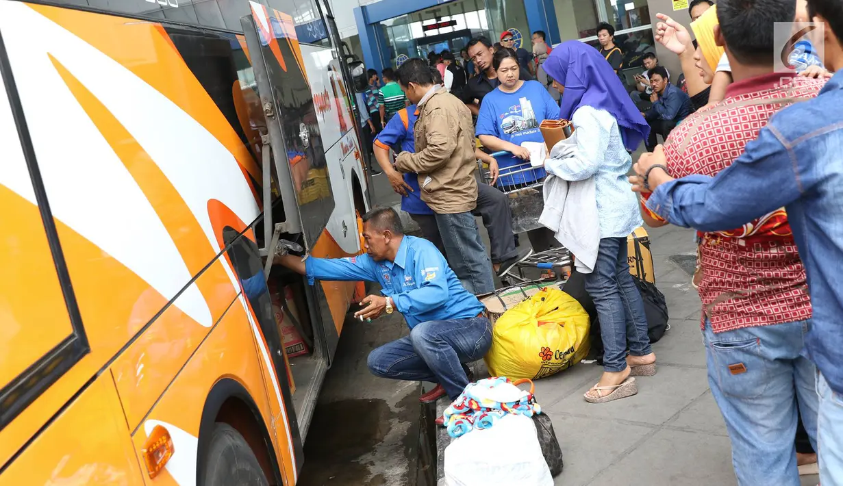 Sebuah bus saat diperbaiki di Terminal Pulo Gebang, Jakarta, Kamis (22/6). Memasuki H-3 Idul Fitri, Terminal Pulo Gebang mulai dipadati ribuan pemudik dengan berbagai tujuan, termasuk ke luar Pulau Jawa. (Liputan6.com/Immanuel Antonius)