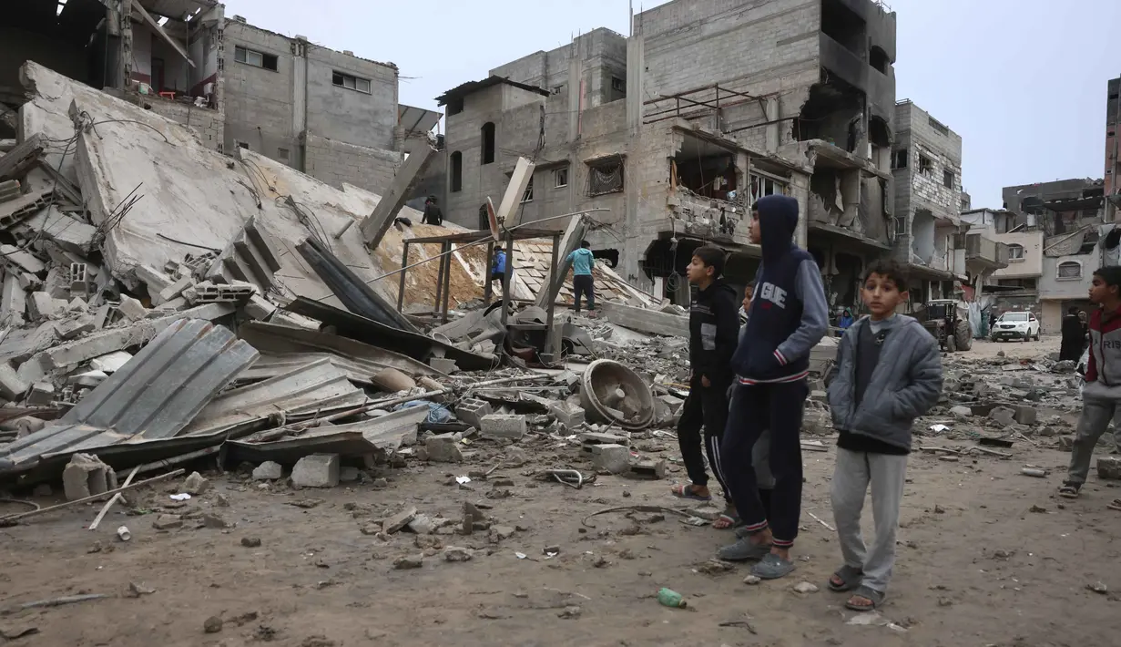 Serangan udara dan tembakan artileri militer Israel menerjang sejumlah wilayah di Gaza pada Rabu 3 Februari 2026. Tampak dalam foto, warga Palestina yang mengungsi memeriksa kerusakan setelah pesawat Israel menargetkan sebuah rumah berlantai lima tadi malam, di Khan Yunis, Jalur Gaza selatan, pada Kamis 6 Februari 2026. (Bashar Taleb/AFP)