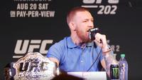 Pegulat UFC 202 Conor McGregor mengamuk saat jumpa pers. (Youtube)