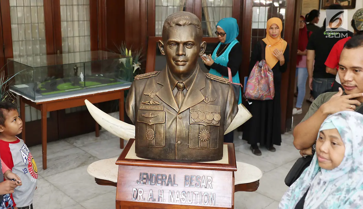 Patung Jendral AH Nasution yang terpajang di Museum AH Nasution di Menteng, Jakarta, Sabtu (30/9). Museum ini semula adalah kediaman pribadi dari Pak Nasution yang ditempati bersama dengan keluarganya sejak tahun 1949. (Liputan6.com/Angga Yuniar)