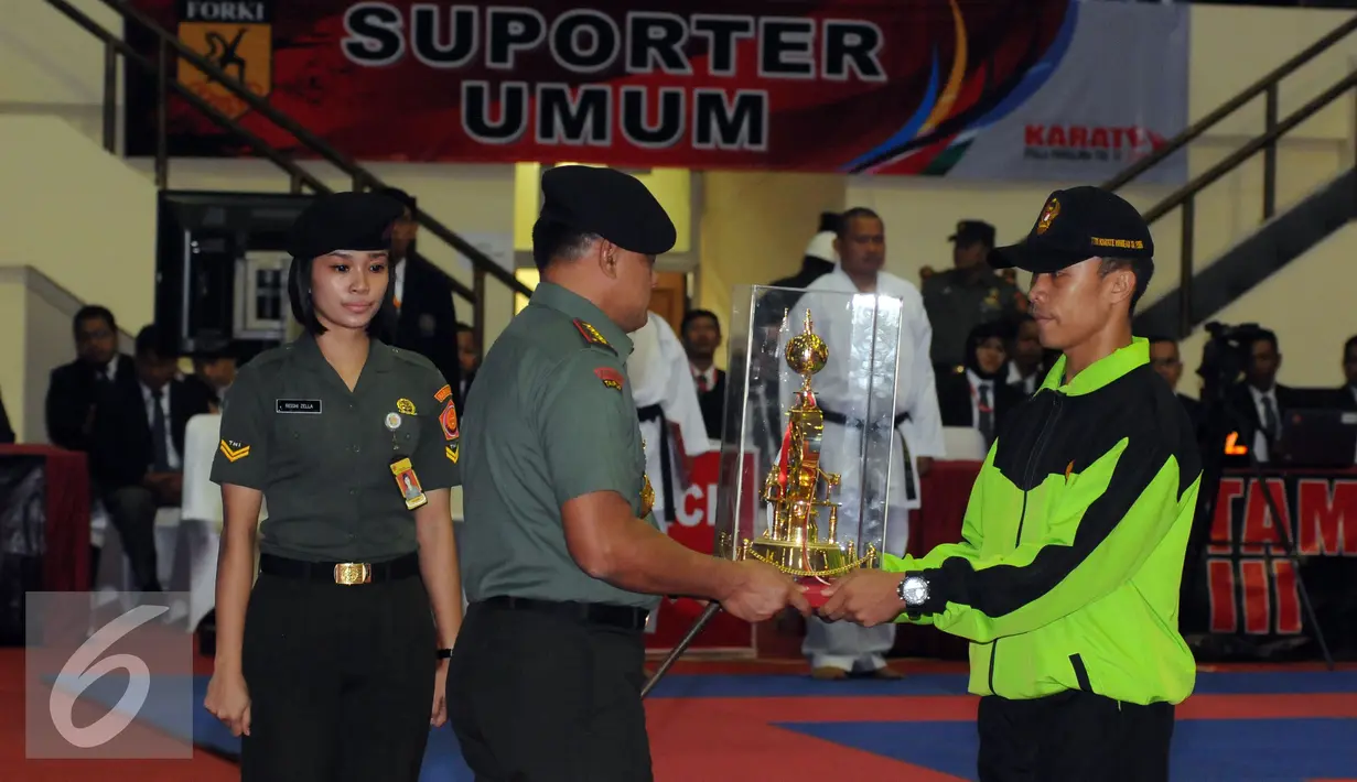 Panglima TNI, Jenderal TNI Gatot Nurmantyo (tengah) menerima Piala Bergilir Kejurmas Karate Piala Panglima TNI ke-IV di Mabes TNI, Jakarta, Jumat (19/8). Kejurnas ini persiapan AKF Championships 2016 di Makassar. (Liputan6.com/Helmi Fithriansyah)