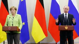 Angela Merkel (kiri) dan Vladimir Putin memberikan keterangan pers di Sochi, Rusia, Selasa (2/5). Isu Ukraina menjadi bahasan terpenting dalam hubungan Rusia dengan Jerman dan menjadi penyebab memburuknya hubungan kedua negara pada 2014. (AP Photo)