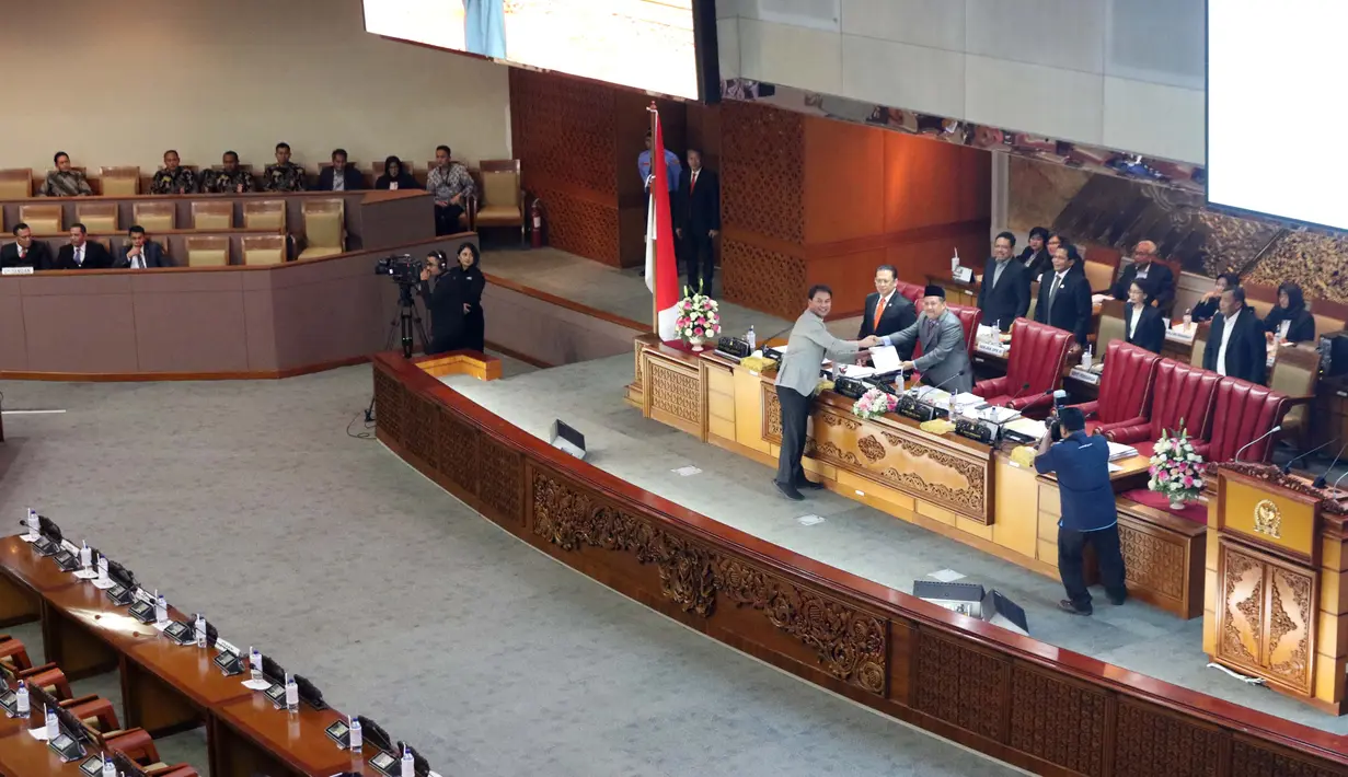 Wakil Ketua DPR RI, Fahri Hamzah menerima laporan hasil seleksi Capim KPK dari Ketua Komisi III DPR RI, Aziz Syamsuddin saat rapat paripurna pengesahan pimpinan KPK terpilih di Kompleks Parlemen, Jakarta, Senin (16/9/2019). (Liputan6.com/Helmi Fithriansyah)