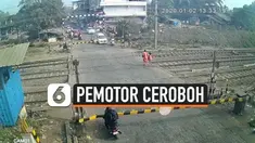 Tak sabar ingin segera melintas, seorang pemotor yang ceroboh malah menabrak palang perlintasan kereta api.