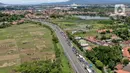 <p>Foto udara memperlihatkan kemacetan yang terjadi dalam Tol Tangerang-Merak, Banten, Jumat (29/4/2022). Kemacetan sepanjang 7 Kilometer mengular hingga ke dalam tol akibat lonjakan pemudik yang hendak menyeberang ke Pulau Sumatera melalui Pelabuhan Merak. (Liputan6.com/Angga Yuniar)</p>