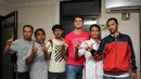 Yevgeni Kabayev (keempat dari kiri) berpose bersama the Jakmania usai penandatanganan kontrak di Jakarta, (9/12/2014). (Liputan6.com/Helmi Fithriansyah)