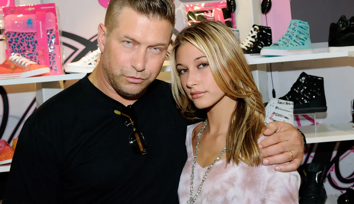 Dilansir dari HollywoodLife, Justin Bieber sudah meminta izin dari ayah Hailey, Stephen Baldwin sebelum melamar. (Syracuse)