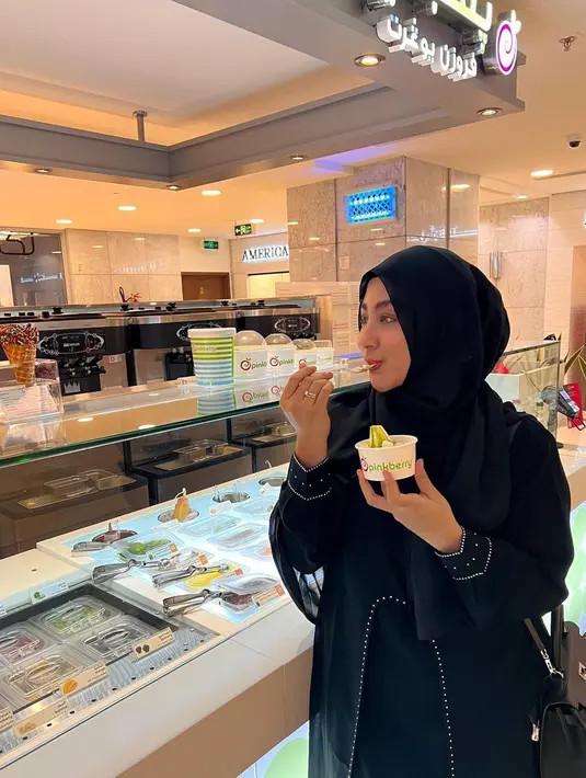 Margin Wieheerm juga tampak begitu menikmati momen selama berada di Tanah Suci. Penampilannya yang berhijab bahkan banjir pujian netizen. (Liputan6.com/IG/@marginw)