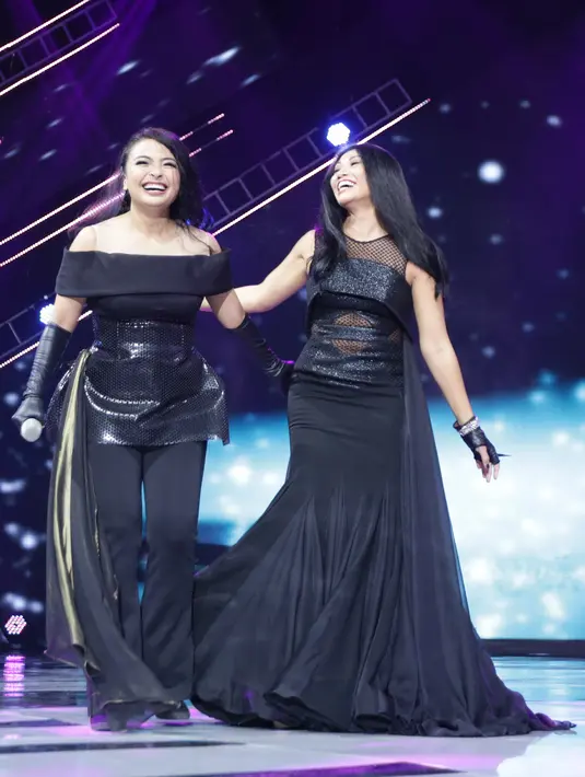 Selain tampil duet bareng Kotak, Anggun juga menyapa para penonton dengan membawakan lagu Bayangan Ilusi dan Yang Aku Tunggu. (Bambang E. Ros/Bintang.com)