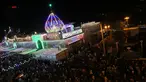Peziarah berkumpul di luar kuil Imam al-Mahdi selama upacara Shaabaniya memperingati kelahiran Imam di kota Karbala, Irak tengah, (2/5). Imam al-Mahdi, Imam ke-12 dihormati umat Syiah sebagai Mesias. (AFP Photo/Mohammad Sawaf)
