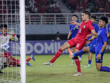 Timnas Indonesia U-19 tampil sebagai juara Piala AFF U-19 2024 setelah mengalahkan Thailand 1-0 pada laga final di Stadion Gelora Bung Tomo (GBT), Surabaya, Senin (29/7/2024). Gol tunggal Garuda Muda dicetak Jens Raven pada menit ke-18. Gelar juara ini menjadi yang kedua bagi Indonesia setelah pertama kali meraihnya pada edisi 2013 di Sidoarjo. (Bola.com/Bagaskara Lazuardi)