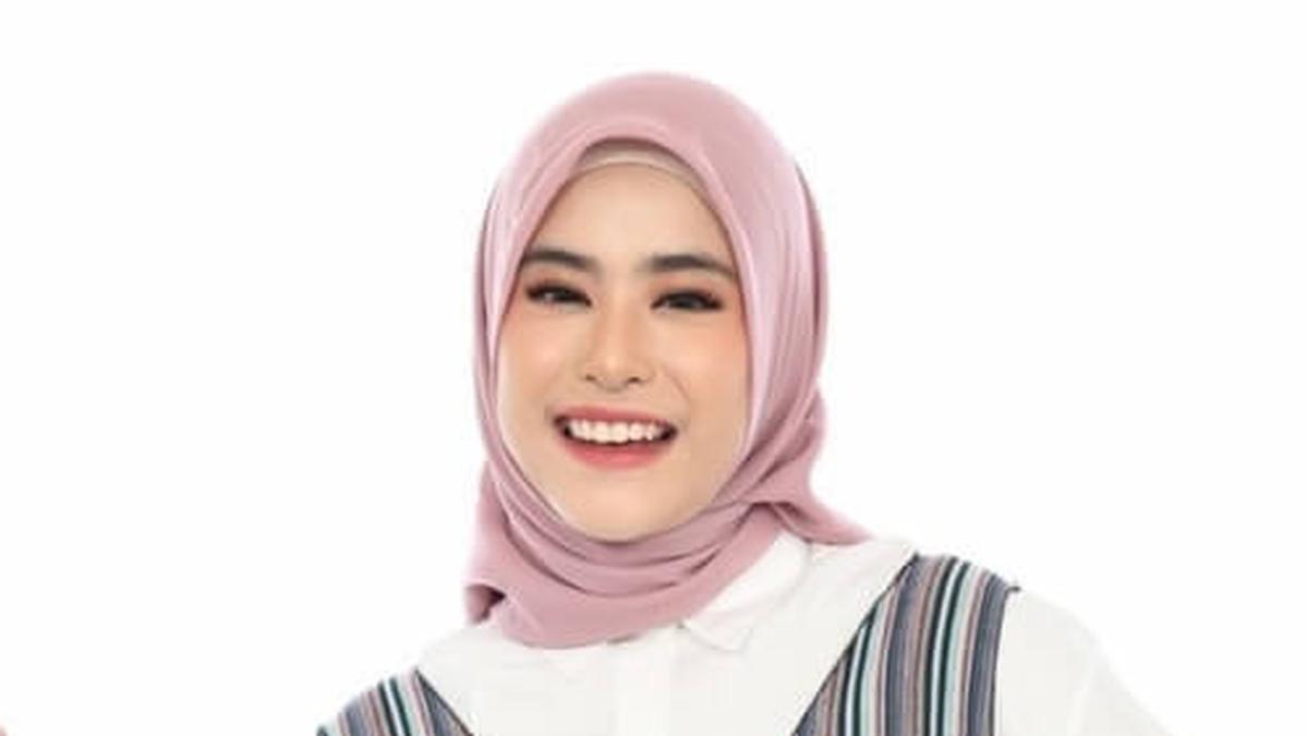 7 Model Rompi dengan Sentuhan Karakter Kuat untuk Wanita Kekinian, Busana Kantor maupun Hangout Santai