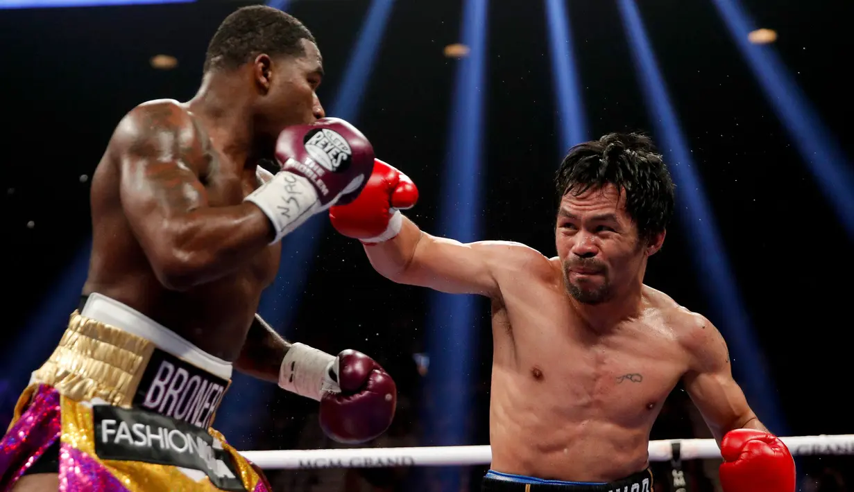Petinju asal Filipina, Manny Pacquiao berhasil memukul petinju AS, Adrien Broner selama pertandingan tinju kelas welter WBA di Las Vegas (19/1). Pacquiao  menang lewat kemenangan angka mutlak, 117-111, 116-112, dan 116-112. (AP Photo/John Locher)