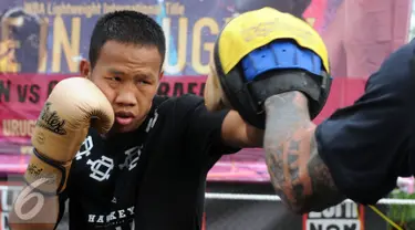 Petinju Indonesia, Daud Yordan melakukan latihan jelang bertolak ke Uruguay di Jakarta, Selasa (17/5/2016). Daud akan memperebutkan sabuk WBA Lightweight International melawan petinju Argentina Cristian Rafael Coria. (Liputan6.com/Helmi Fithriansyah)