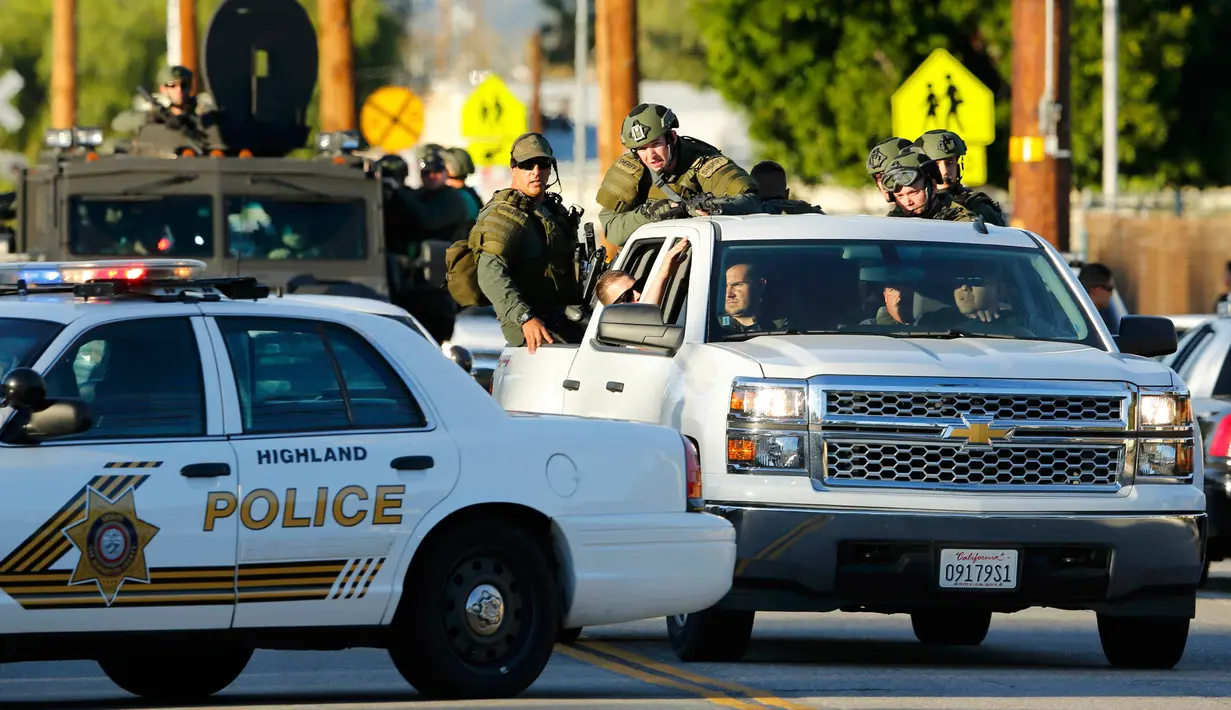 Polisi melakukan pencarian terhadap tersangka penembakan di San Bernardino, California, Rabu (2/12).  Sejumlah orang bersenjata menyerang sebuah pesta yang diselenggarakan sebuah badan pekerja sosial San Bernardino. (REUTERS/Mike Blake)