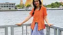 Febby Rastanty mengenakan kebaya oranye saat liburan di Bangkok dipadukan kain batik biru. Instagram/@febbyrastanty