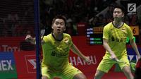 Kevin Sanjaya Sukamuljo/Marcus Fernaldi melakukan servis ke pasangan China, Li Junhui/Liu Yuchen pada babak final Indonesia Masters 2018 di Jakarta, Minggu (28/1). Kevin/Marcus sukses merebut gelar juara Indonesia Masters 2018. (Liputan6.com/Angga Yuniar)