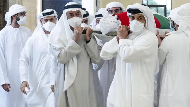 Sheikh Mohamed bin Zayed Al Nahyan, penguasa Abu Dhabi, kiri depan membawa Jenazah Sheikh Khalifa bin Zayed Al Nahyan.(Hamad Al Kaabi/Kementerian Kepresidenan Urusan melalui AP)