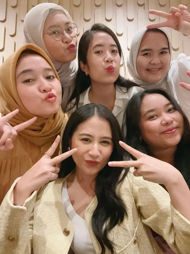 Prilly Bareng Sahabat SMP
