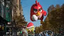 Balon Angry Bird saat memeriahkan parade Hari Thanksgiving di Manhattan, New York, AS (23/11). Peringatan 'Thanksgiving' merupakan Hari Pengucapan Syukur di akhir musim panen. (AP Photo / Craig Ruttle)