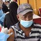 Warga lanjut usia (lansia) menerima suntikan vaksin Sinovac dari petugas medis di Alun-Alun Bekasi, Jawa Barat, Rabu (23/2/2022). Sebanyak 600 dosis vaksin Sinovac disiapkan pemerintah setempat untuk warga lansia guna mencegah penyebaran COVID-19. (Liputan6.com/Herman Zakharia)