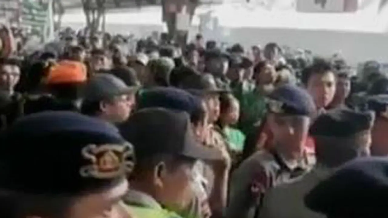 Ratusan Bonek