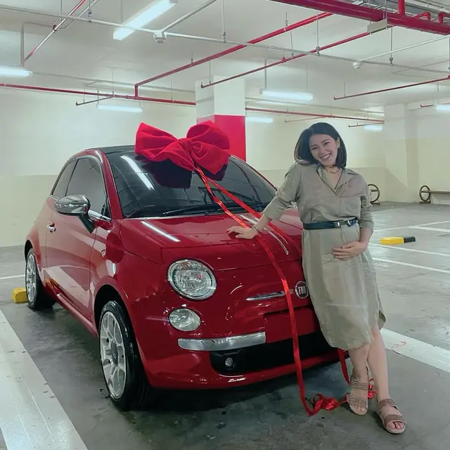 Rosiana Dewi dapat hadiah mobil saat hamil (Foto: Instagram/@rsn.dw)