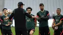 Pemain Liverpool Thiago (kanan), Alisson (kedua kanan), Mohamed Salah (kedua kiri), dan Takumi Minamino mendengarkan manajer mereka Jurgen Klopp saat sesi latihan di Stade de France, Saint Denis, Prancis, 27 Mei 2022. Liverpool dan Real Madrid membuat persiapan terakhir mereka sebelum saling berhadapan dalam pertandingan sepak bola final Liga Champions. (AP Photo/Manu Fernandez)