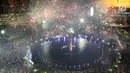 Kembang api menghiasi malam pergantian tahun baru 2018 di kawasan Bundaran HI, Jakarta Senin (1/1/2018). Ribuan warga memadati kawasan tersebut untuk manyaksikan malam pergantian tahun. (Liputan6.com/Angga Yuniar)