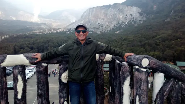 Salah satu pengunjung tengah menikmati nuansa menara pandang TKW Gunung Papandayan, Garut, Jawa Barat