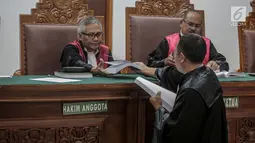 Tim kuasa hukum terdakwa kasus dugaan penghilangan barang bukti pengaturan skor, Joko Driyono memberikan pledoi atau pembelaannya ke majelis hakim PN Jakarta Selatan, Kamis (4/7/2019). Sidang tersebut beragendakan mendengar pembacaan nota pembelaan (pledoi) terdakwa. (Liputan6.com/Faizal Fanani)