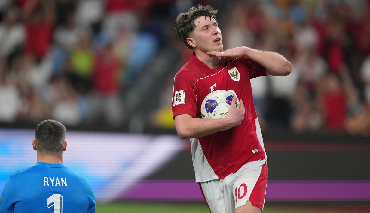 Pemain Timnas Indonesia, Ole Romenij, melakukan selebrasi setelah mencetak gol ke gawang Australia dalam matchday ketujuh Grup C di Sydney Football Stadium, Sydney, pada Kamis (20/3/2025) sore WIB. (AP Photo/Mark Baker)