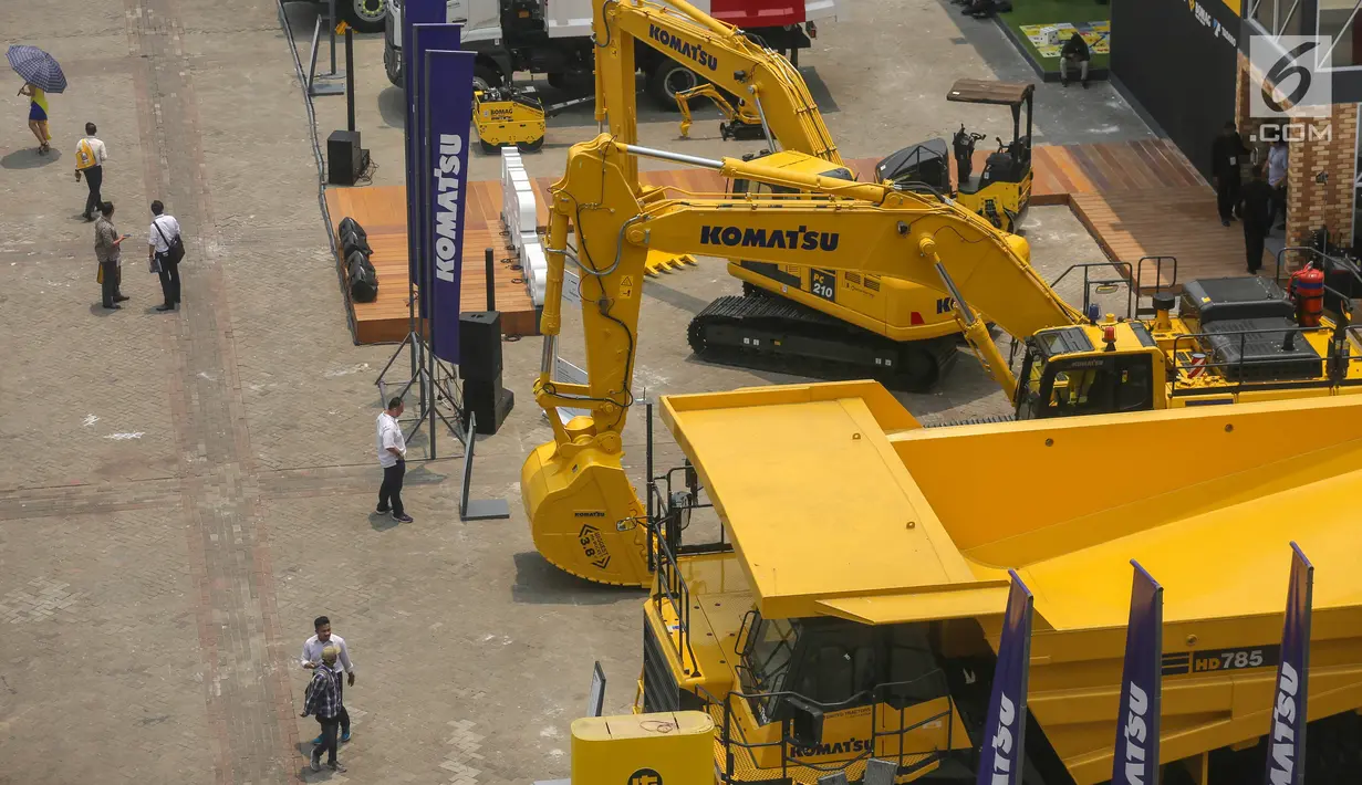 Sejumlah alat berat dipajang pada pameran industri Mining Indonesia di JIExpo Kemayoran, Jakarta, Rabu (18/9/2019). Pameran bertajuk Indonesia Energy and Engineering Series Exhibition bertujuan memfasilitasi dan mempromosikan pelaku usaha untuk mendukung pembangunan. (Liputan6.com/Fery Pradolo)