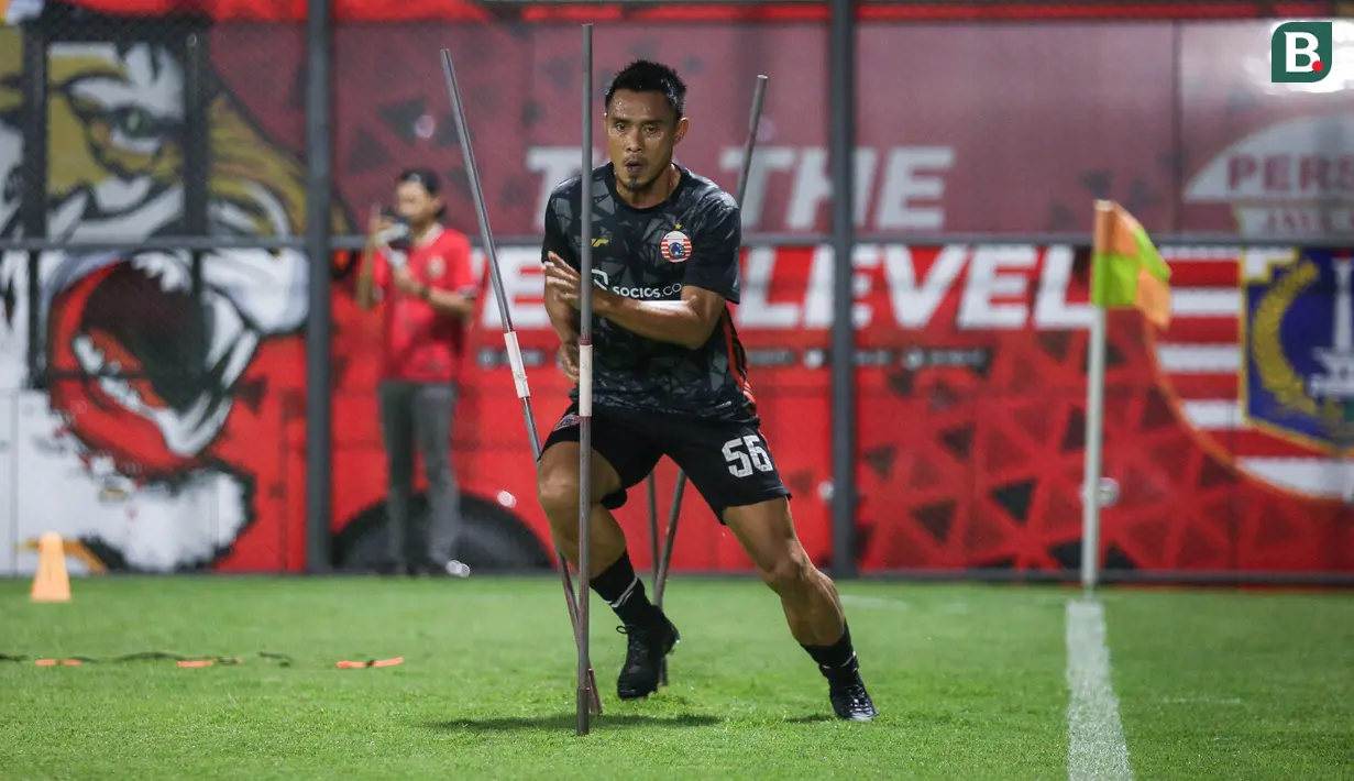 Pemain Persija Jakarta, Maman Abdurrahman melakukan latihan menjelang laga terakhir BRI Liga 1 2022/2023 melawan PSS Sleman di lapangan latih Jakarta International Stadium (JIS), Jakarta, Rabu (12/04/2023) malam WIB. Macan Kemayoran akan melakoni laga pamungkas mereka musim ini di Stadion Utama Gelora Bung Karno (SUGBK) pada Sabtu (15/04/2023). (Bola.com/Bagaskara Lazuardi)