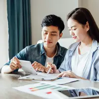 Ilustrasi pasangan muda sedang mengelola keuangan. (Foto: Shutterstock)