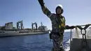 Seorang tentara  Angkatan Laut Australia tampak memberikan aba-aba untuk terus mencari puing MH370 ke tempat yang lain (2/4/2014) (REUTERS/Australian Defence Force).
