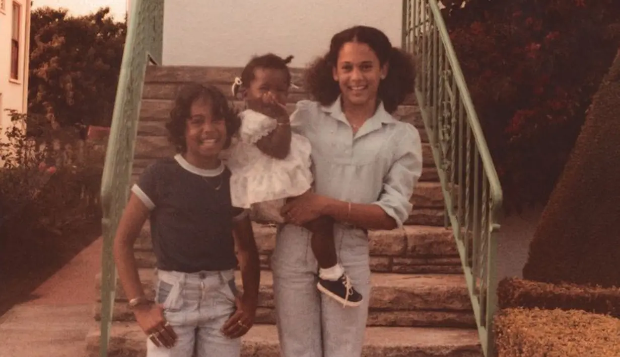 Dalam foto tak bertanggal yang dirilis ke AFP pada 16 November 2020, memperlihatkan Kamala Harris semasa muda (kanan) berpose untuk sebuah foto. Kamala Harris yang kini berusia 56 tahun siap menjadi wakil presiden perempuan pertama Amerika Serikat. (Handout/Courtesy of Kamala Harris/AFP)