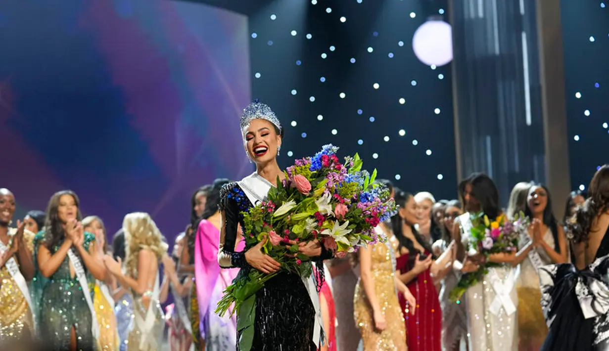 Reaksi Miss USA R'Bonney Gabriel saat dia dinobatkan sebagai Miss Universe 2022 pada kontes kecantikan Miss Universe di New Orleans, Amerika Serikat, 14 Januari 2023. R'Bonney Gabriel dinobatkan sebagai Miss Universe 2022 sementara runner up pertama jatuh kepada Miss Venezuela Amanda Dudamel dan runner up kedua jatuh kepada Miss Dominican Republic Andreína Martínez. (AP Photo/Gerald Herbert)