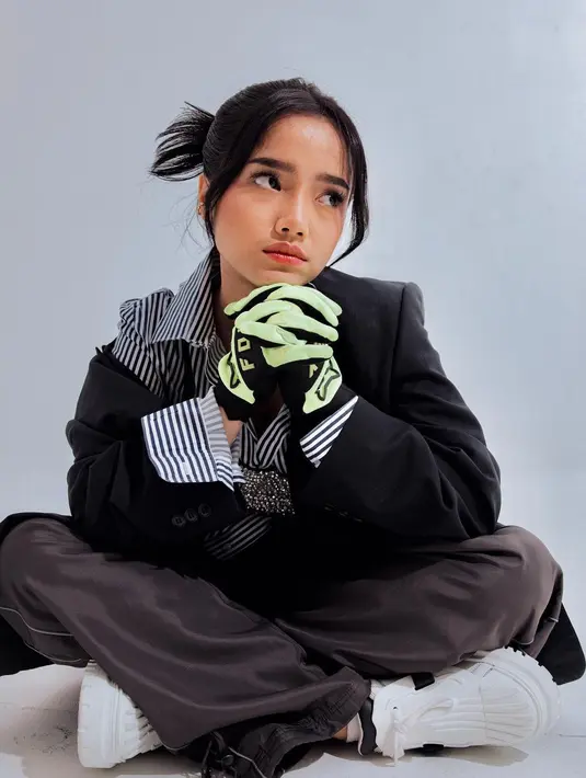 Berbagai layer busana ia padu padan dengan apik, sukses memberi kesan saling melengkapi. (Instagram @fuji_an)