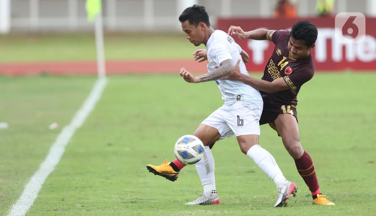 Pemain belakang PSM Makassar, Asnawi Mangkualam Bahar berebut bola dengan bek Shan United FC, Nanda Kyaw pada laga lanjutan Grup H Piala AFC 2020 di Stadion Madya Gelora Bung Karno, Jakarta, Rabu (26/2/2020). PSM Makassar unggul 3-1. (Liputan6.com/Helmi Fithriansyah)