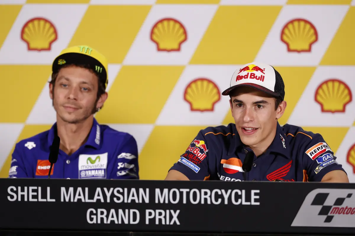 Valentino Rossi (kiri) dan Marc Marquez.