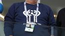Diego Maradona hadir memberikan dukungan untuk Argentina pada laga grup D Piala Dunia 2018 di Spartak Stadium, Moskow (16/6/2018). Argentina hanya bermain imbang 1-1. (AP/Ricardo Mazalan)