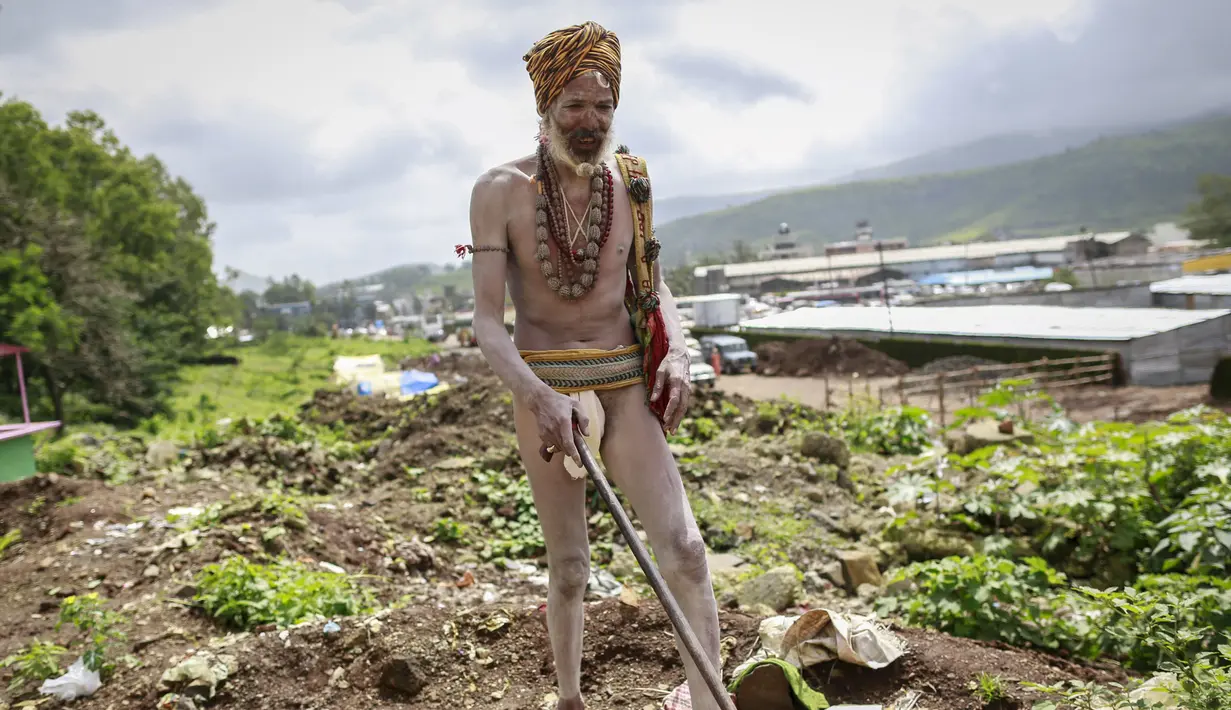 Seorang pria yang merupakan Naga Sadhu atau orang suci Hindu tiba untuk menghadiri Festival Pitcher di Trimbakeshwar, India, Selasa (18/8/2015). Festival ini berlangsung di empat lokasi berbeda di India. (REUTERS/Danish Siddiqui)