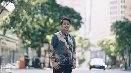 Bayu Skak sering membagikan potret dirinya di sosial media. Memakai baju batik menjadi ciri khasnya, seperti saat berlibur ke Hongkong ini.(Liputan6.com/IG/@moektito)